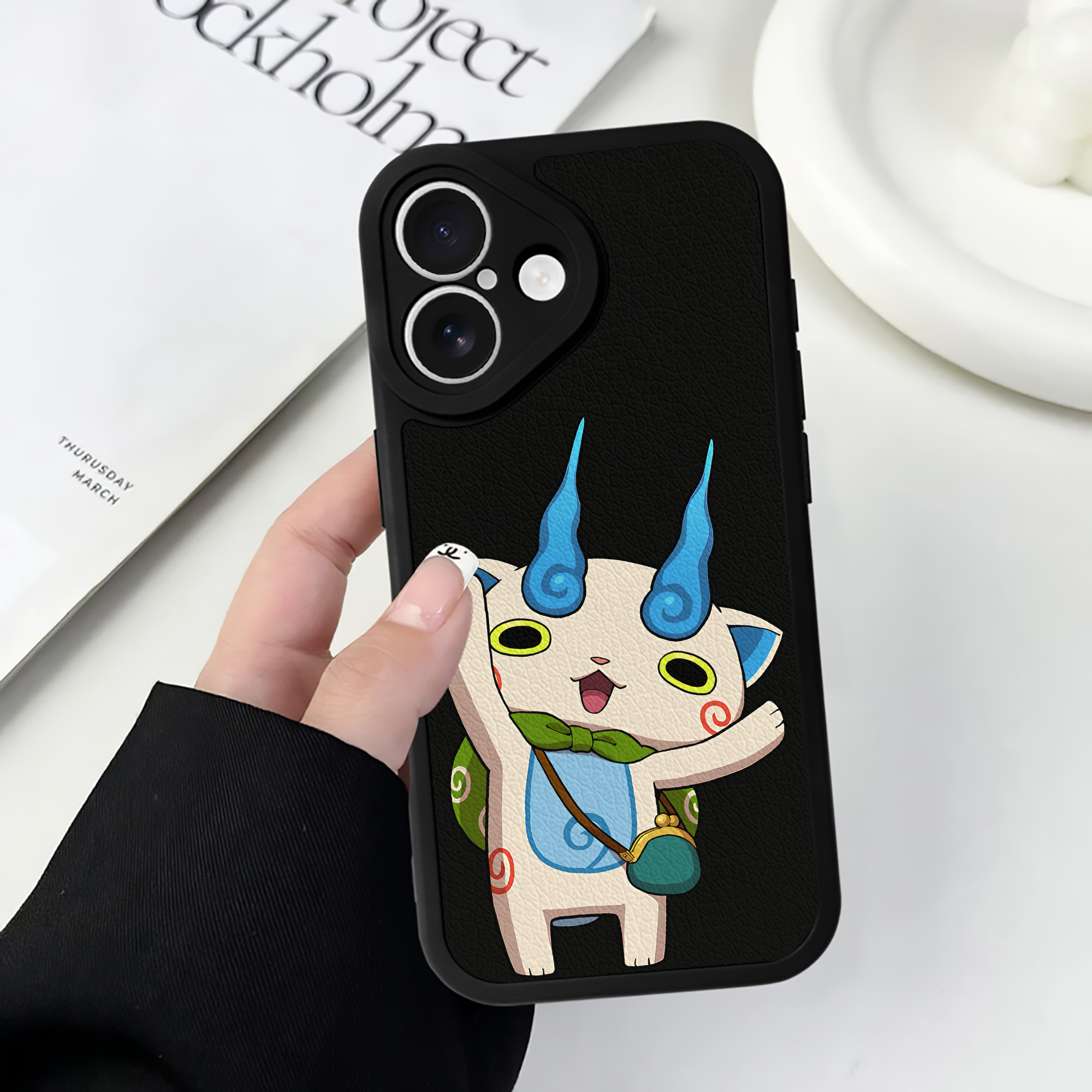 （画像用） 妖怪ウォッチ Yo-kai Watch 【iPhone 16シリーズ対応】シリコンスマホケース（レザー調） 材質：シリコン